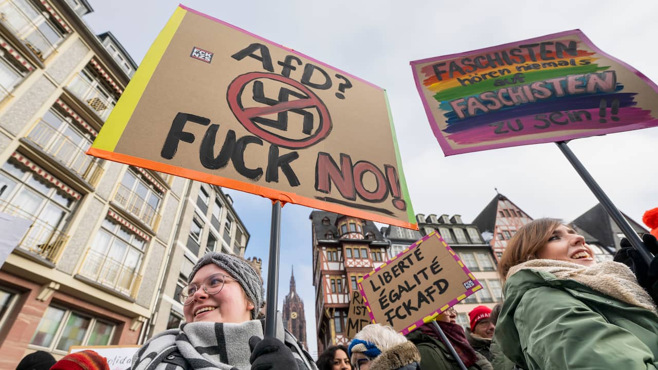 Seperempat juta warga Jerman berdemonstrasi menentang kelompok sayap kanan  di luar
