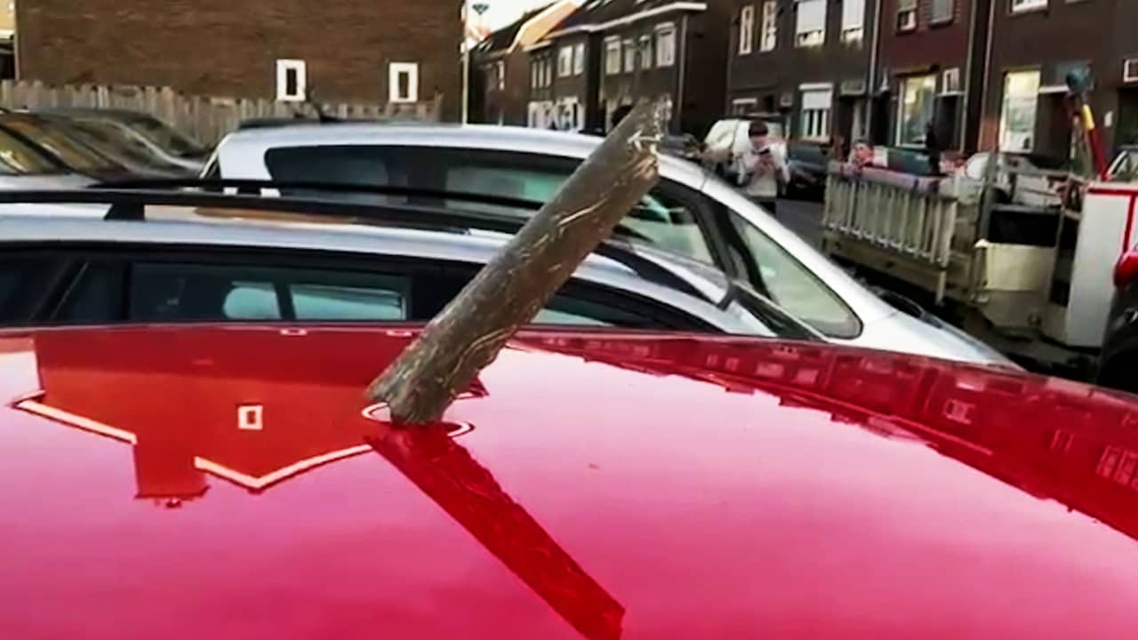 Beeld uit video: Vliegtuigonderdelen vallen op auto's en huizen in Limburg
