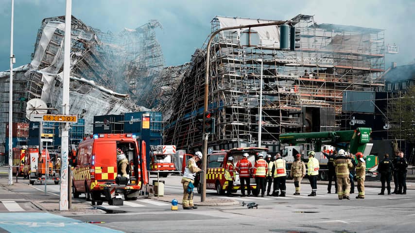 Buitenmuur historische beurs Kopenhagen ingestort na brand, blussen nog bezig