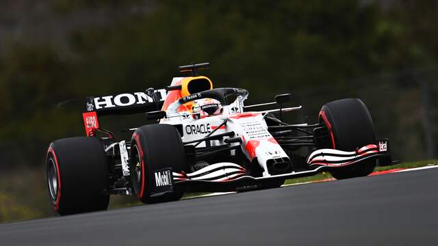 Max Verstappen is dit weekend vooralsnog niet in staat om de Mercedes-coureurs bij te houden.