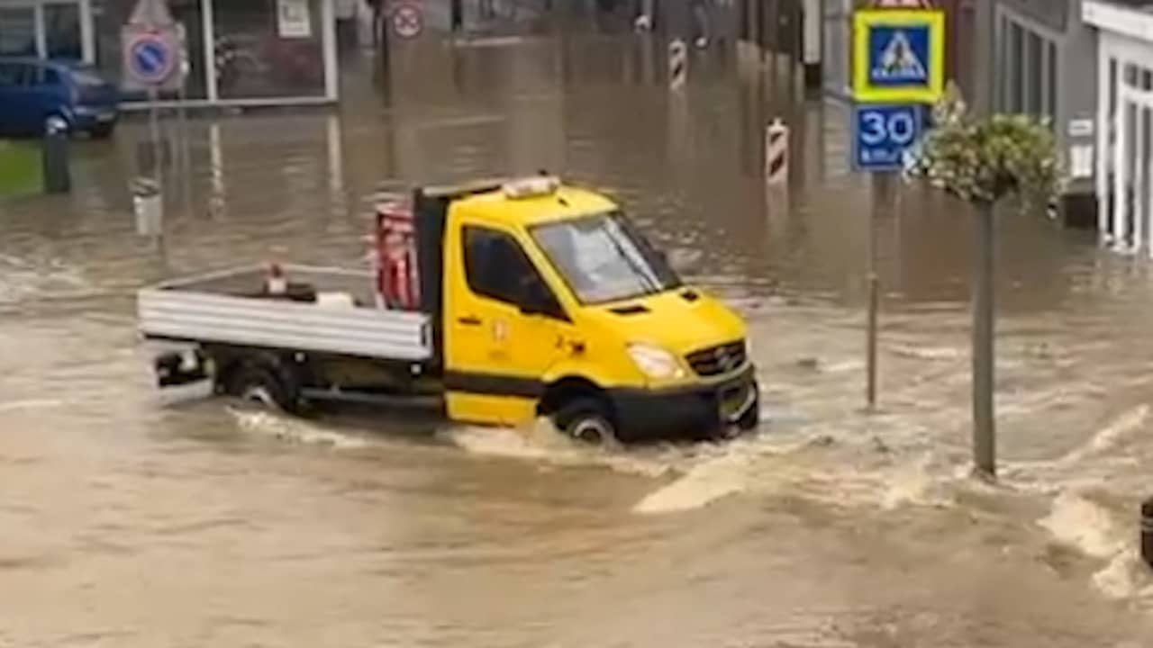 Beeld uit video: Hevige overstromingen door noodweer in Limburg