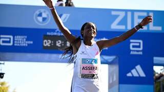 Tigist Assefa breekt wereldrecord tijdens de marathon van Berlijn