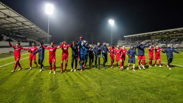 AZ viert de groepswinst met de meegereisde supporters.