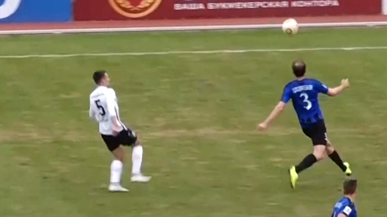 Voetballer schiet duif uit lucht tijdens wedstrijd in Rusland NU.nl Voetballer schiet duif uit lucht tijdens wedstrijd in Rusland NU.nl
