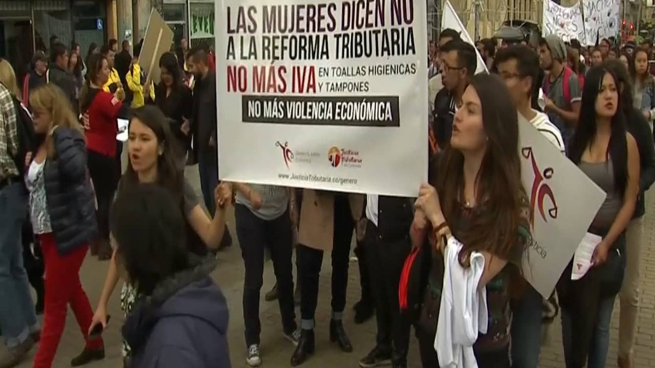 Tienduizenden vrouwen protesteren tegen machocultuur Argentinië