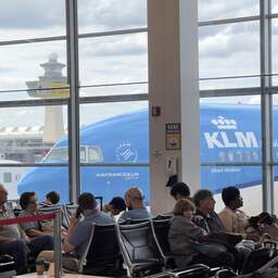 KLM-piloten gaan staken en houden vliegtuigen een uur lang aan de grond