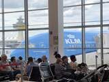 KLM-piloten gaan staken en houden vliegtuigen een uur lang aan de grond