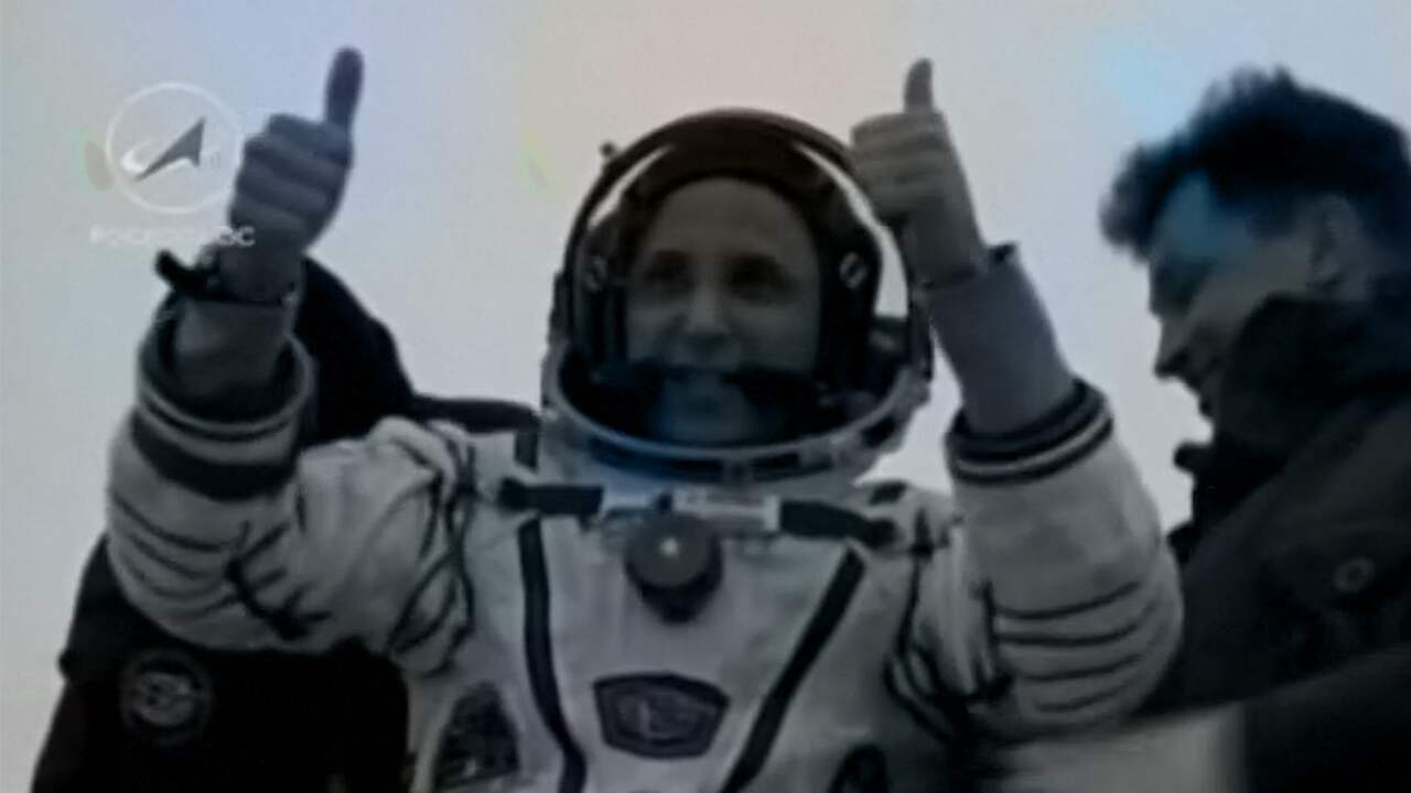 Beeld uit video: Ruimtevaarders ISS uit capsule geholpen na terugkeer op aarde