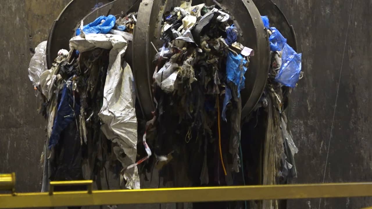 Beeld uit video: Wat gebeurt er met het aangespoelde afval op de Wadden?