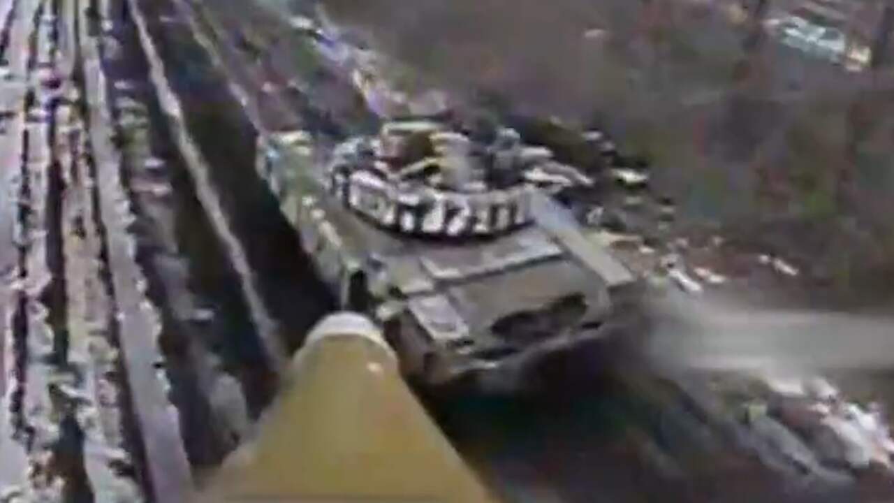 Beeld uit video: Oekraïense kamikazedrone filmt eigen aanval op Russische tank