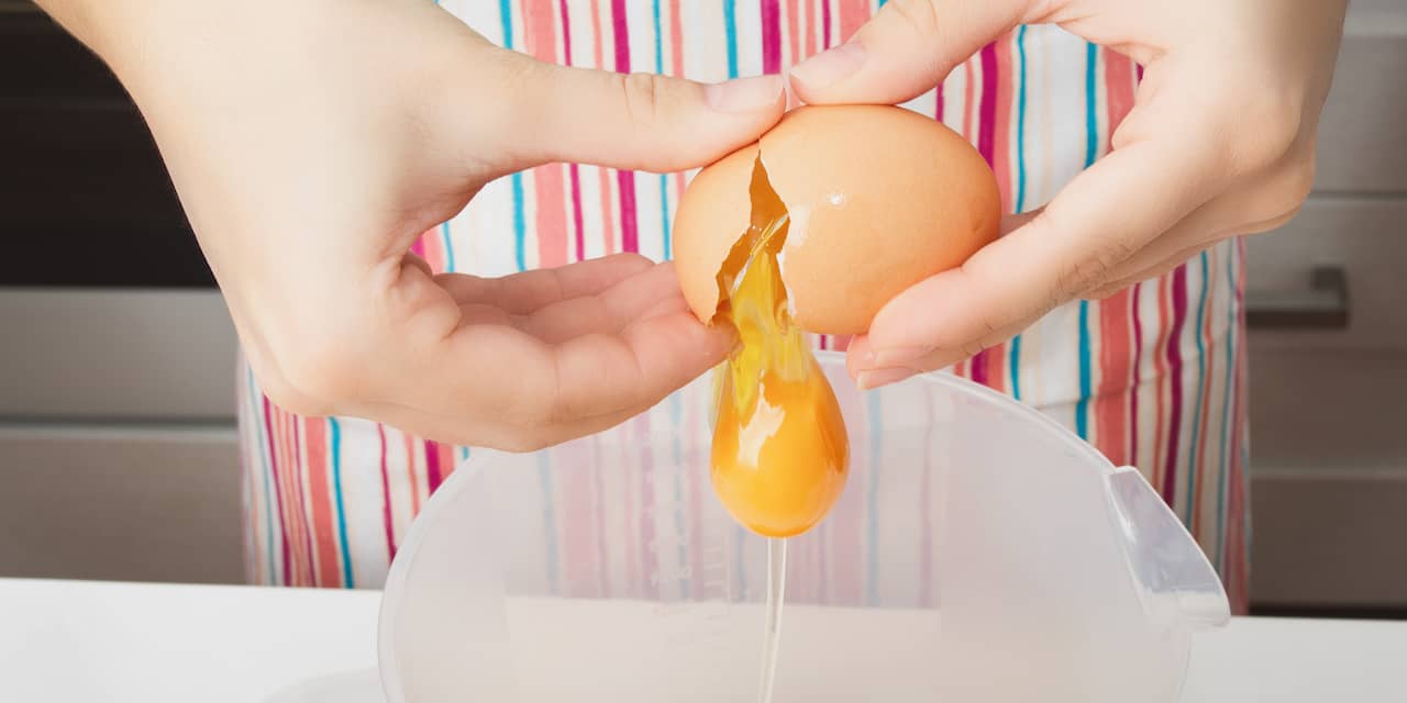 Stukje eierschaal in je ei: zo voorkom en verhelp je het