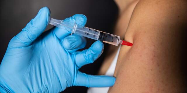Kabinet wil Pfizer-vaccin ook aan ouderen geven, maar zorgpersoneel gaat voor | NU - Het laatste nieuws het eerst op NU.nl