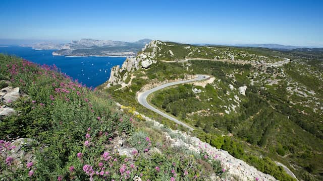 In de afdaling naar Fréjus ontvouwt zich het magistrale panorama van de Côte d'Azur