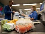 Waarom we de lage inflatie niet gelijk in onze portemonnee voelen