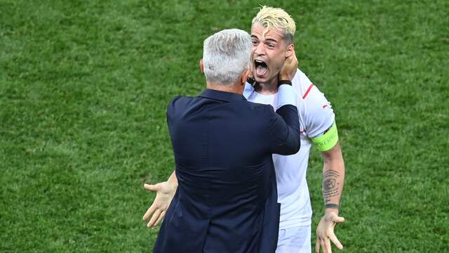 Aanvoerder Granit Xhaka en bondscoach Vladimir Petkovic vlogen elkaar in de armen na de misser van Kylian Mbappé.
