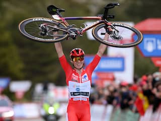Demi Vollering wint Vuelta in stijl met galavoorstelling op laatste klim