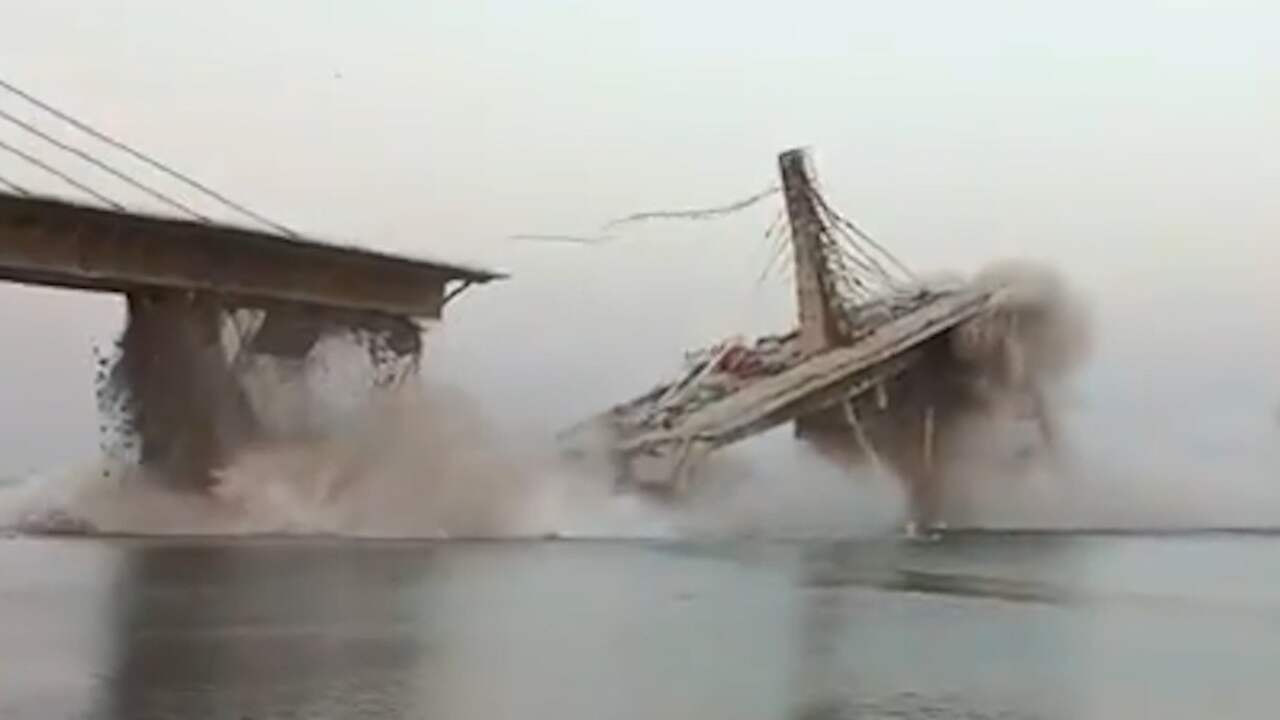 Beeld uit video: Indiase brug in aanbouw stort opnieuw in Ganges