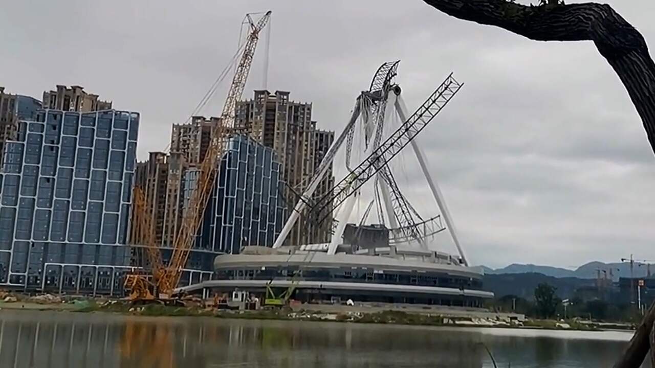 Beeld uit video: Chinees reuzenrad in aanbouw stort naar beneden