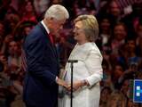 Woensdag 8 juni: Bill Clinton omarmt zijn vrouw Hillary Clinton na haar overwinningsspeech. Clinton claimt de nominatie voor de Democratische partij.