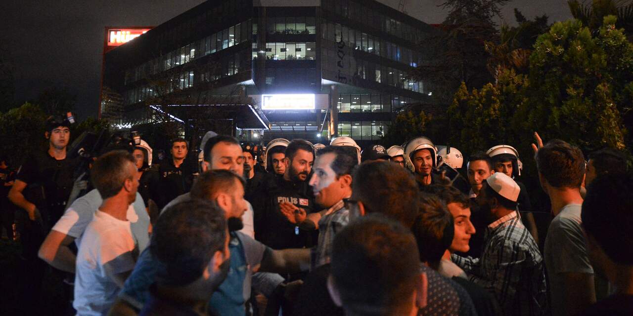 Demonstranten bestormen Turkse krant Hürriyet opnieuw
