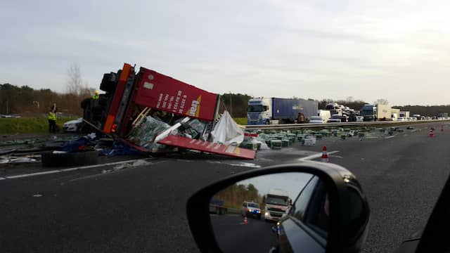 A4 bezaaid met bierflessen na dodelijk ongeluk met vrachtwagen. A4 bezaaid met bierflessen na dodelijk ongeluk met vrachtwagen.