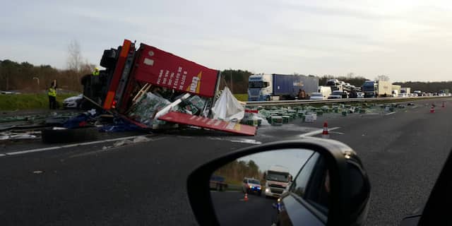 A4 Bezaaid Met Bierflessen Na Dodelijk Ongeluk Met Vrachtwagen Nu Het Laatste Nieuws Het Eerst Op Nu Nl