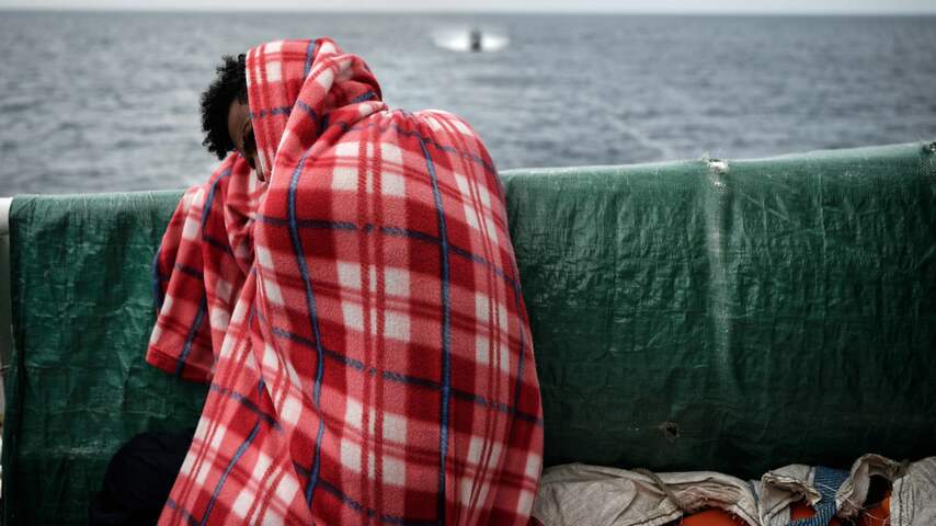 Amerikaans marineschip pikt vluchtelingen op voor kust van Libië