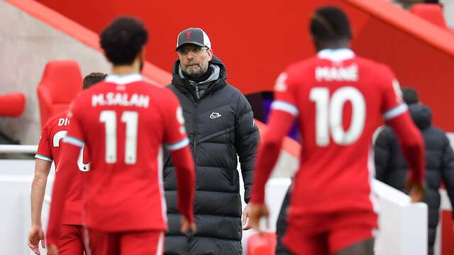 De spelers van Liverpool druipen af na weer een thuisnederlaag.