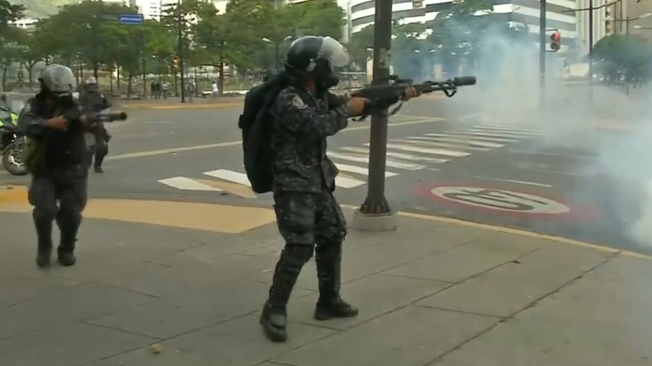 Beeld uit video: Venezolaanse politie schiet met traangas op demonstranten