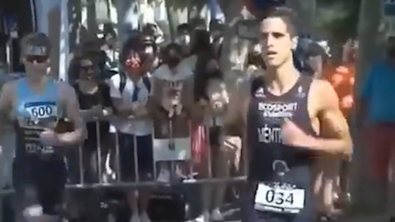 Beeld uit video: Spaanse triatleet stopt voor finishlijn en laat tegenstander voor