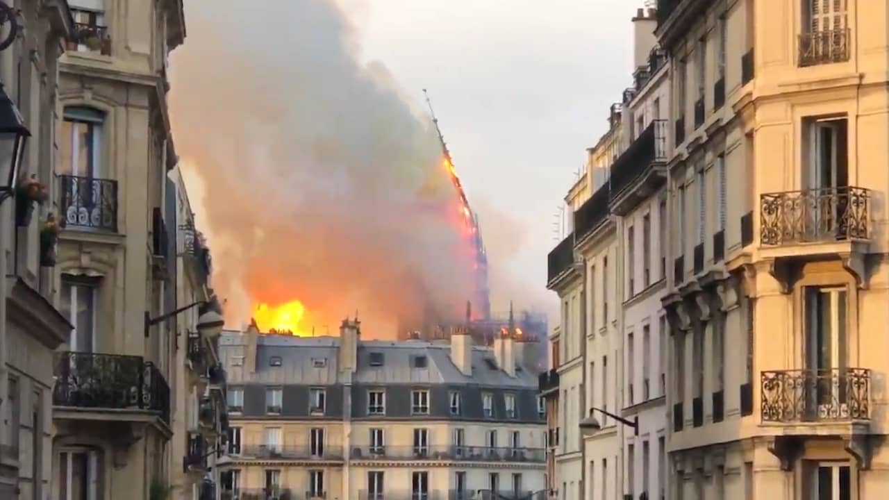 Beeld uit video: Torenspits Notre-Dame stort in door verwoestende brand