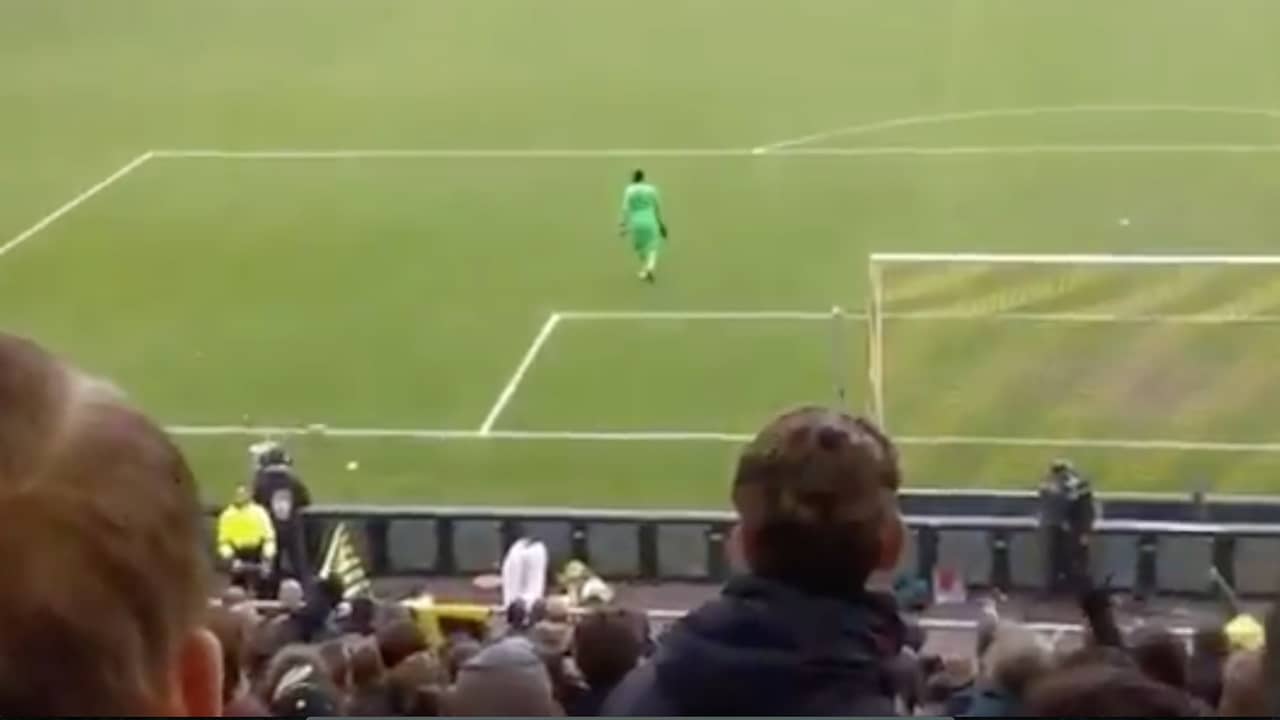 Beeld uit video: Supporters Vitesse maken 'apengeluiden' richting keeper Onana