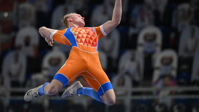 Menno Vloon ging in de series van het polsstokhoogspringen over 5,70 meter.