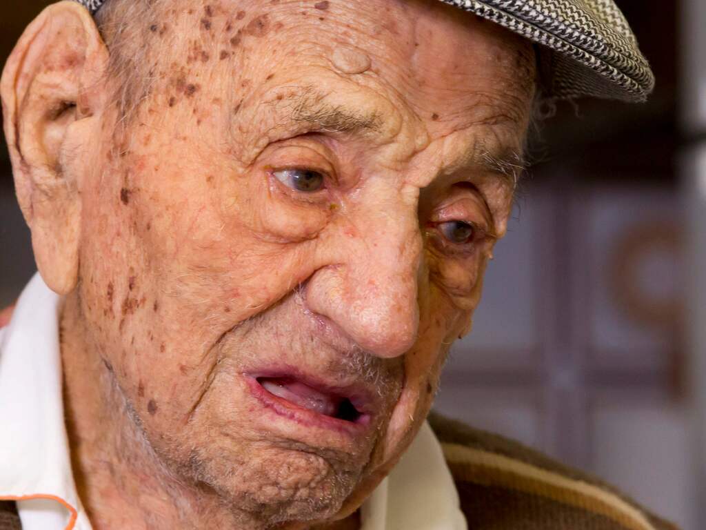 Самого старшего человека. Хавьера Перейра долгожитель. Старый мужчина. Самый старый человек в мире.
