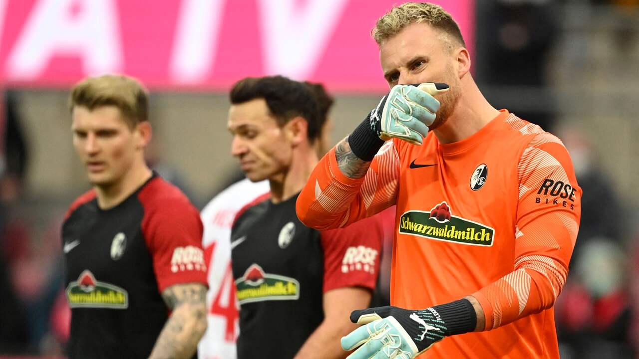 Freiburg-doelman Mark Flekken druipt af na de 1-0-nederlaag in Keulen.
