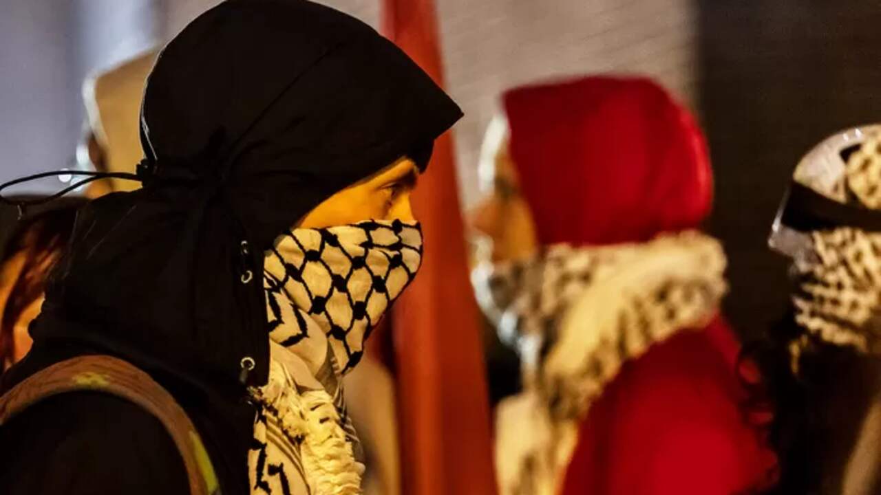 Dit is waarom zoveel pro-Palestijnse betogers een masker dragen |  login-vereist | NU.nl