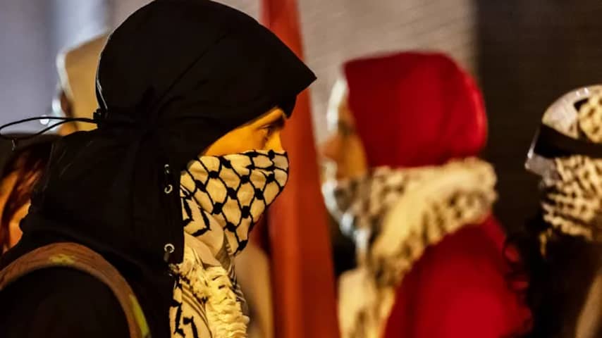 Dit is waarom zoveel pro-Palestijnse betogers een masker dragen