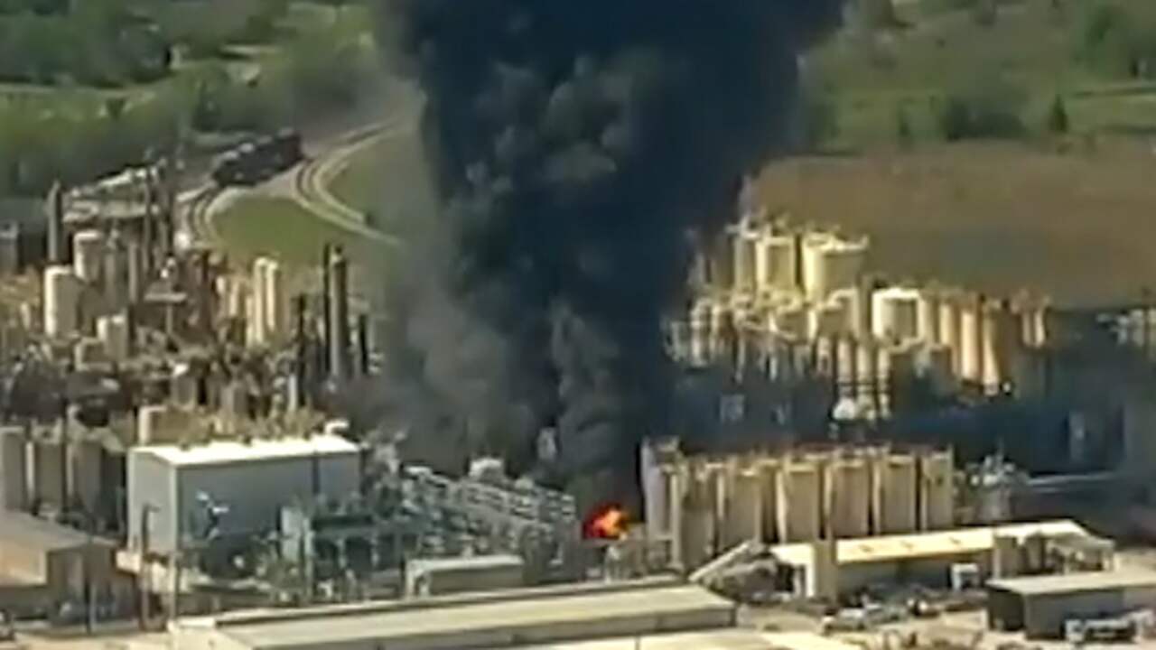 Enorme brand na explosie in chemiefabriek in Texas