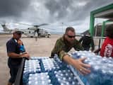 Militairen brengen water, voedsel en medicijnen naar de getroffen gebieden.