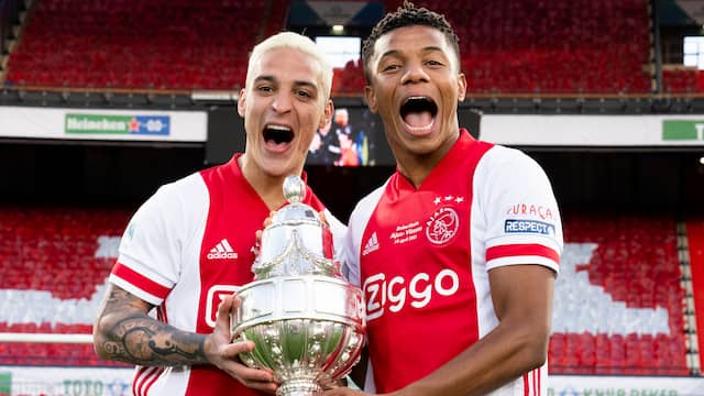 David Neres (rechts) en Antony na de gewonnen bekerfinale tegen Vitesse. Neres maakte vlak voor tijd het winnende doelpunt.