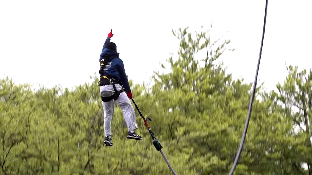 Beeld uit video: Fransman springt 765 keer van brug en breekt wereldrecord bungeejumpen
