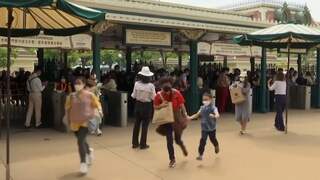 Bezoekers Disneyland Hongkong rennen naar binnen na heropening