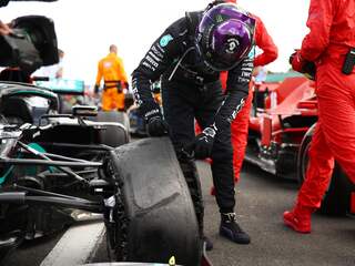 Hamilton wint Britse GP op lekke band, Verstappen kan net niet profiteren