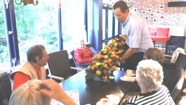 Bloemist bezorgt bloemen van Prinsjesdag bij zorgcentra Den Haag