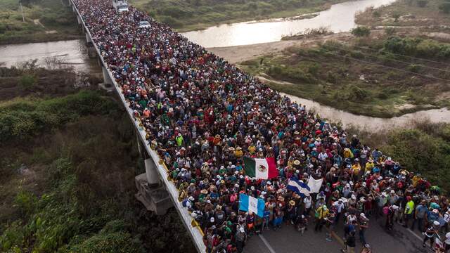 honderden-migranten-uit-midden-amerika-bereiken-grens-vs.jpg