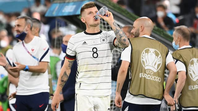 Toni Kroos druipt af na de nederlaag tegen Frankrijk.