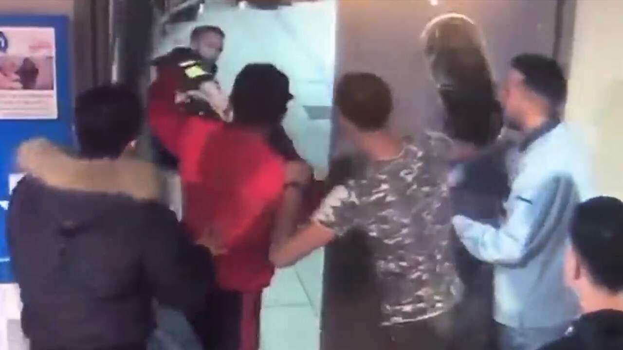 Beeld uit video: Groep jongens belaagt agenten in supermarkt Breda
