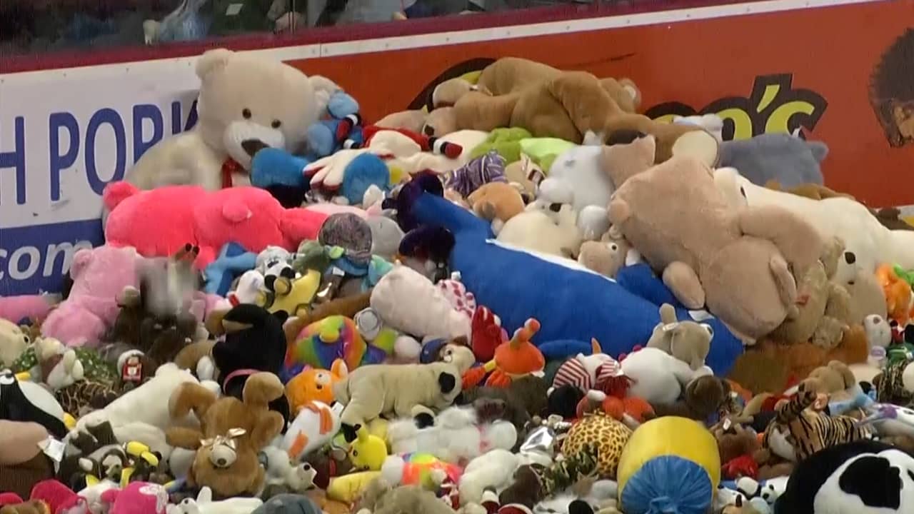 IJshockeyfans gooien tienduizenden teddyberen op ijs na goal