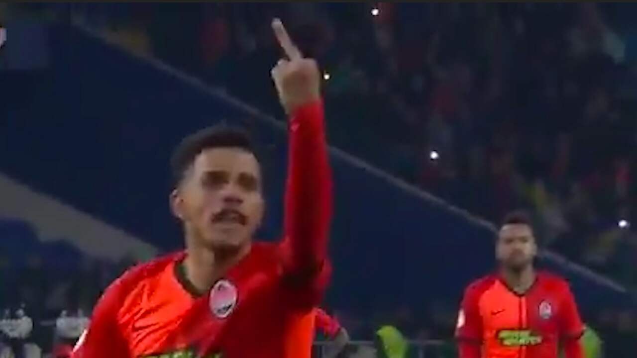 Taison steekt middelvinger op naar fans Dynamo Kiev om racistische leuzen