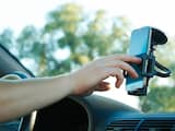 Kan smartphonegebruik tijdens het rijden helemaal verboden worden?